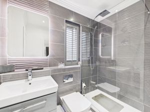 Shower room- click for photo gallery